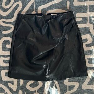 Wilfred Black Faux / Vegan Leather Zippered Skirt Size 8
